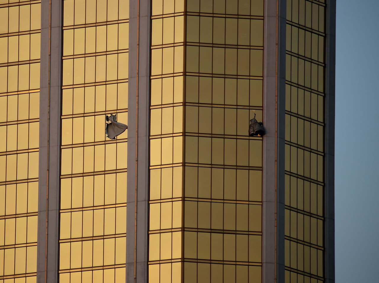 El atacante de Las Vegas hirió al guardia de seguridad del hotel antes de iniciar el tiroteo, reveló la policía