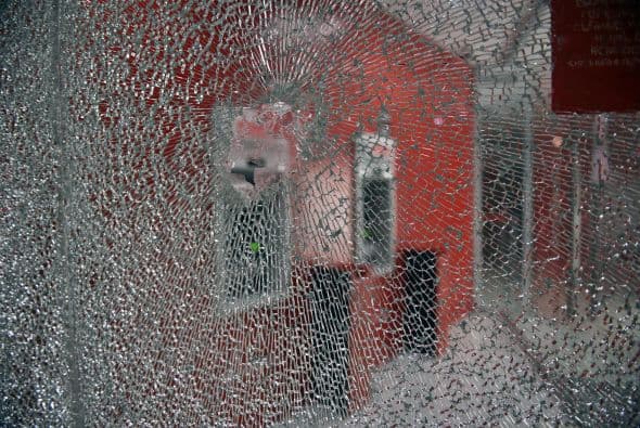 El grupo de jóvenes rompió vidrios y lanzó poedras contra los comercios.