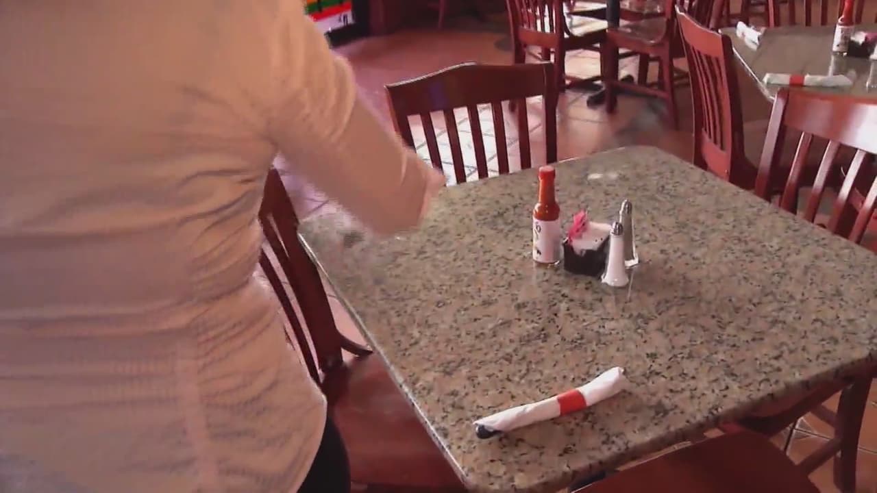 Gobernador ofrece nuevos detalles del cierre de restaurantes y bares en Carolina del Norte