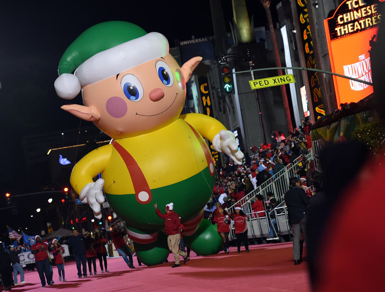 "Durante casi un siglo, el Desfile Anual de Navidad de Hollywood ha levantado el ánimo de los angelinos de todos los ámbitos de la vida", dijo el alcalde de Los Ángeles, Eric Garcetti. "Después de un año y medio difícil,
<b>estoy emocionado de que los angelinos puedan disfrutar este desfile una vez más”.</b>