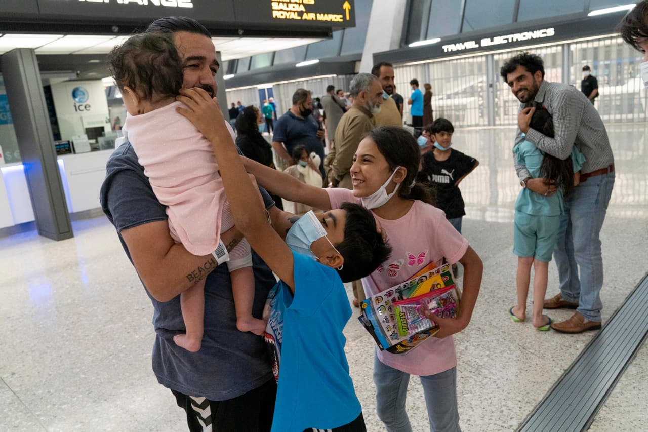 Varios miembros de una familia Afgana evacuada de Kabul al llegar al aeropuerto Washington Dulles, en la capital del país, el 21 de agosto.
<br>
<br>Se estima que desde el 1 de agosto
<a href="https://www.washingtonpost.com/politics/2021/08/26/numbers-behind-kabul-airlift/"><u> Estados Unidos ha asistido a más de 100,000 personas para salir de Afganistán.</u></a> La mayoría de los evacuados en avión han sido llevados a centros temporales establecidos en varios países, donde son procesados antes seguir el camino a su destino final.