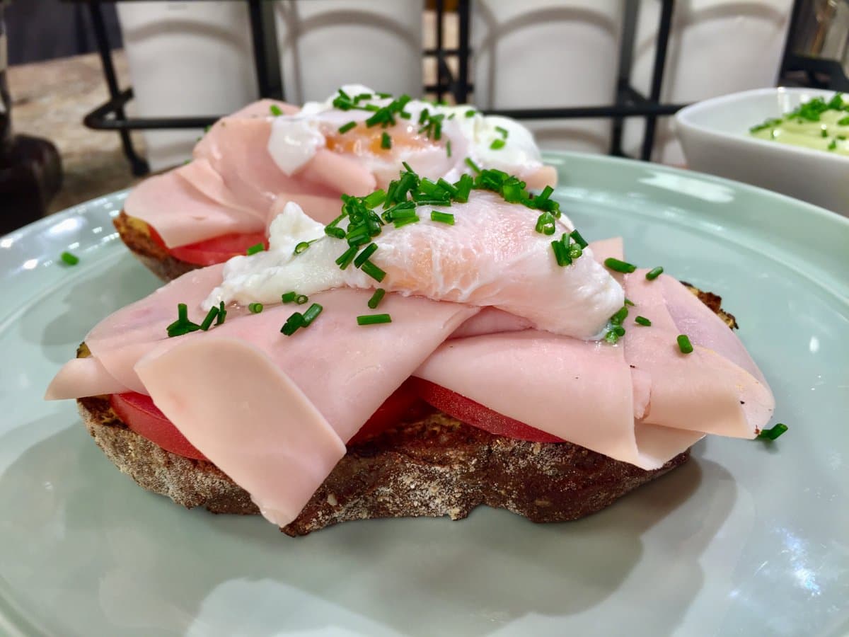 ¡Se nos hace agua la boca! El chef Oropeza hizo unos exquisitos huevos benedictinos con salsa cremosa de aguacate.