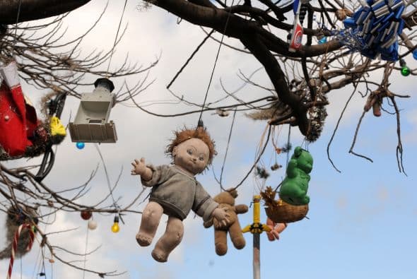 Cientos de hondureños viven en champas improvisadas con cartones a la par de los contendores de basura, tanto en la capital como en otras ciudades del interior. De allí obtienen sus alimentos y otros bienes que reciclan y que alivian la precariedad de su vida.