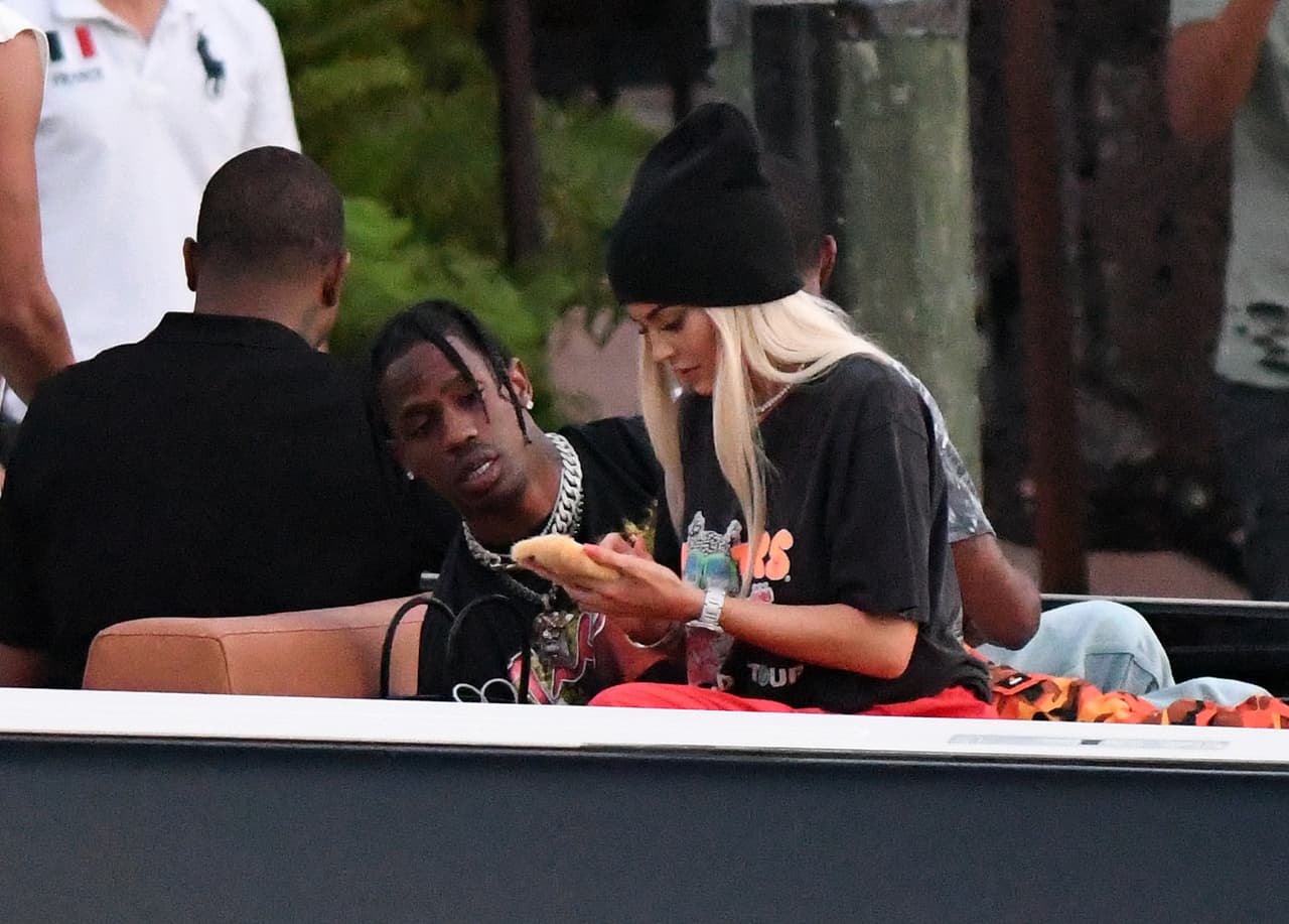 La pareja llegó en un yate al restaurante River Yacht Club
<b>.</b>