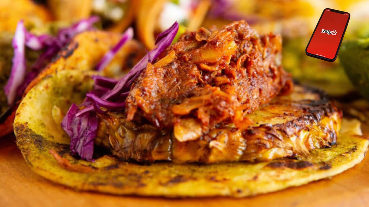 <b>1. Tumerico, Tucson, Arizona</b>
<br>En el primer lugar de los 100 mejores restaurantes del país para este 2024 se encuentra este sitio que ofrece cocina vegetariana mexicana. Entre los platillos más populares están los tacos cubanos, Al Pastor Tacos y el Plato Ropa Vieja “Se trata de esas recetas que hice con mamá, papá y abuela”, señala Wendy García, propietaria y maga culinaria detrás del popular café de Tucson.
<br>
<br>
<a href="https://maps.app.goo.gl/nHpXdFdfXXRkoqZX6" target="_blank">2526 E 6th St, Tucson, AZ. </a>