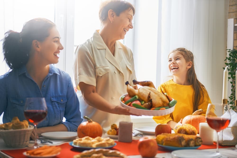 <b>PISCIS</b>
<br>También están fascinados con las reuniones, porque te ponen muy sentimental, melancólico y sueltas la lagrimita al ver cuánto han crecido esos niños en tu familia. Te encanta probar de todo y compartir felizmente con todos.