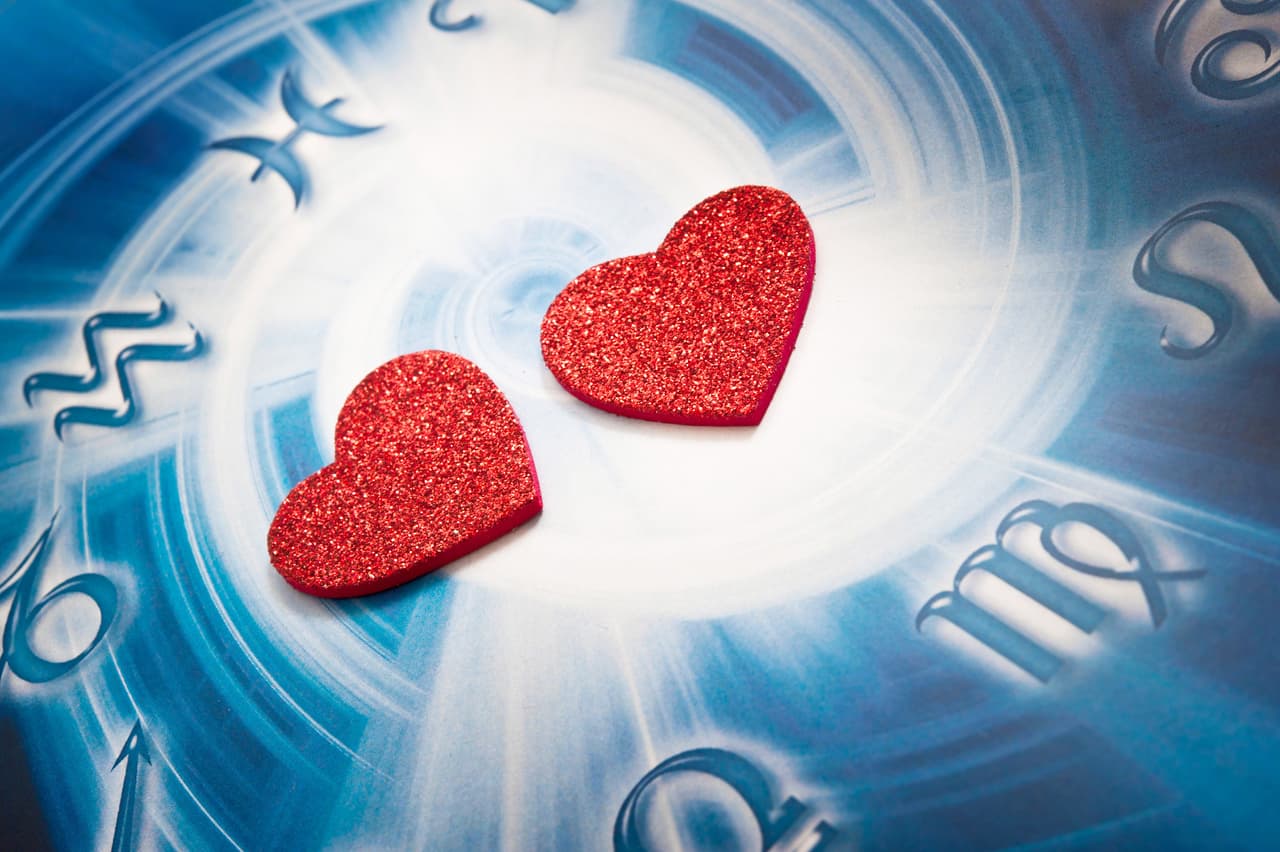 En el año 2017, tu regente, el planeta Urano transitará por el signo de Aries directo, hasta el 3 de agosto en que entrará retrógrado hasta la primera semana del 2018. Este tránsito unido a los aspectos de los regentes y ascendentes de cada signo conforman la calidad de la compatibilidad en este ciclo astral.