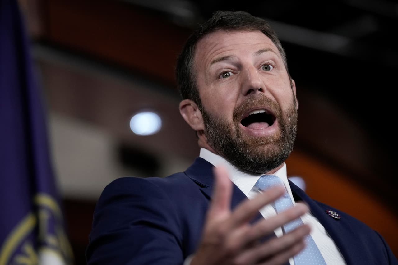 <h3 class="cms-H3-H3">Markwayne Mullin, candidato republicano al Senado por Oklahoma</h3>
<br>
<br>🗳️ Mullin compite en noviembre contra la demócrata Kendra Horn para ocupar el escaño que dejó vacante el republicano Jim Inhofe.
<br>
<br>🗳️ En un tuit escrito el 6 de noviembre de 2020, Mullin escribió: “@RealDonaldTrump ha estado peleando por el pueblo estadounidense desde el día 1. Ahora es nuestro turno para pelear por él. #StopTheSteal #FairElections”. 
<br>