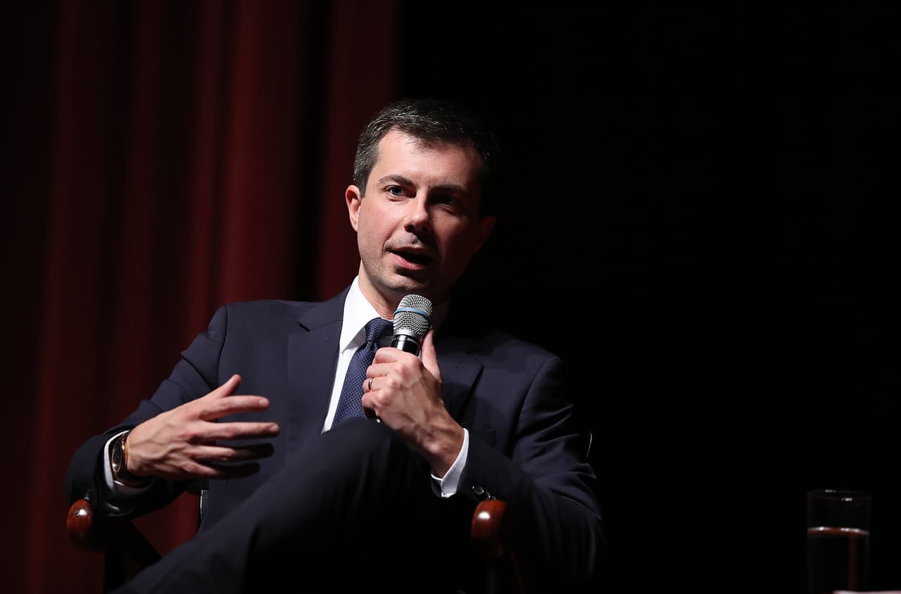 <b>PETE BUTTIGIEG, Alcalde de South Bend, Indiana</b>. Con 37 años, Buttigieg basa su campaña en el discurso del "cambio generacional". Se describe a si mismo como alguien que creció en la época de los "tiroteos escolares" y apuesta por combatir el cambio climático. El alcalde apoya un incremento al salario mínimo de 15 dólares la hora, imponer impuestos a los más ricos, buscan alianzas para evitar que los estudiantes deban endeudarse para asistir a la universidad y establecer un sistema de salud que incluso podría beneficiar a indocumentados. En inmigracion, Buttigieg ha dicho que apoyaría que se priorice la deportación de inmigrantes criminales y que los ingresos ilegales al país "seguirían siendo ilegales" bajo su mandato.