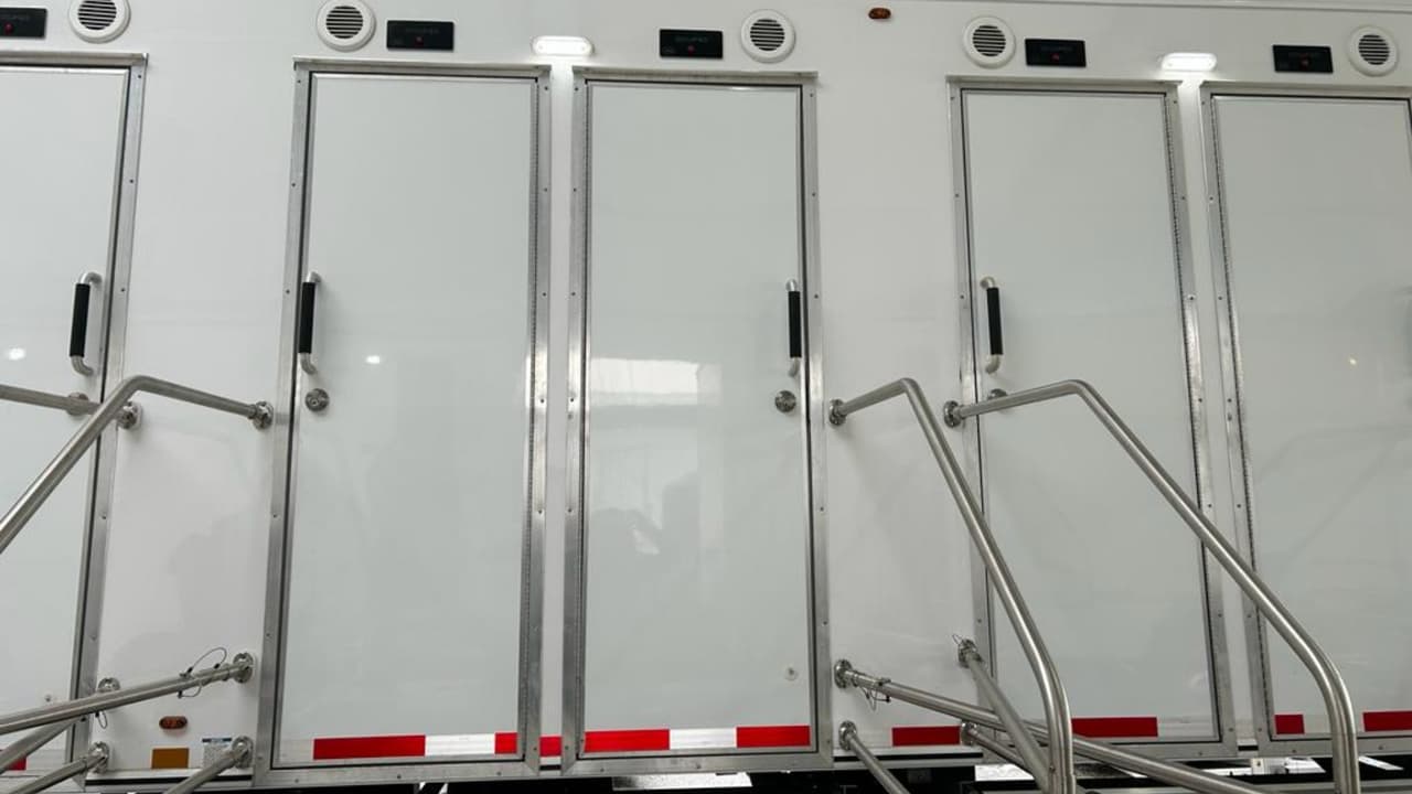 Para su higiene personal, los refugiados pueden dirigirse a una zona de sanitarios y duchas, diferenciadas para hombres y mujeres. Sin embargo, muchos se sintieron preocupados por el frío que habrá en invierno.