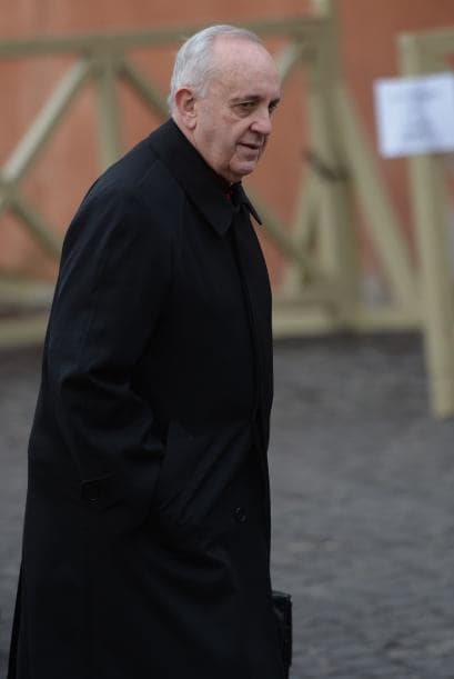 Jorge Mario Bergoglio, arzobispo de Buenos Aires, ha sido seleccionado el nuevo papa y tomó el nombre de Francisco, anunció el cardenal de mayor rango, el francés Jean-Louis Tauran, El Padre Manuel Dorante, de la iglesia San Clemente de Chicago, anticipó que el nombre que seleccionó el nuevo papa será clave, en este caso un nombre nuevo, y en los primeros días de su papado tiene que explicar el por qué escogió ese nombre. Con un Ave María comenzó su discurso a los fieles congregados en la plaza, que ondeaban banderas, donde se veían muchas argentinas. Poco antes, sa fumata blanca que salió de la chimenea de la capilla Sixtina anunciaba al mundo que ya hay sucesor de Benedicto XVI, lo que fue acogido con una explosión de júbilo por la multitud que esperaba bajo la lluvia en la Plaza de San Pedro y el repique de campanas, cantando “Viva il papa”. El arzobispo Bergoglio fue elegido por los 115 cardenales reunidos en cónclave en la capilla Sixtina eligieron al nuevo Pontífice en la quinta votación, llevada a cabo en la segunda jornada. La fumata blanca salió de la chimenea de la Capilla Sixtina a las 19.08 hora local (18,08 GMT). Los 115 cardenales han tardado poco más de 25 horas en elegir al sucesor de Benedicto XVI. La rapidez en la elección mantiene la tónica de los últimos decenios, en los que no se han superado las once votaciones. Pío XII fue elegido con tres votaciones y en apenas 24 horas; Juan Pablo I, con cuatro; Benedicto XVI con cuatro, Pablo VI, con cinco; Juan Pablo II, con ocho, y Juan XXIII, con once.