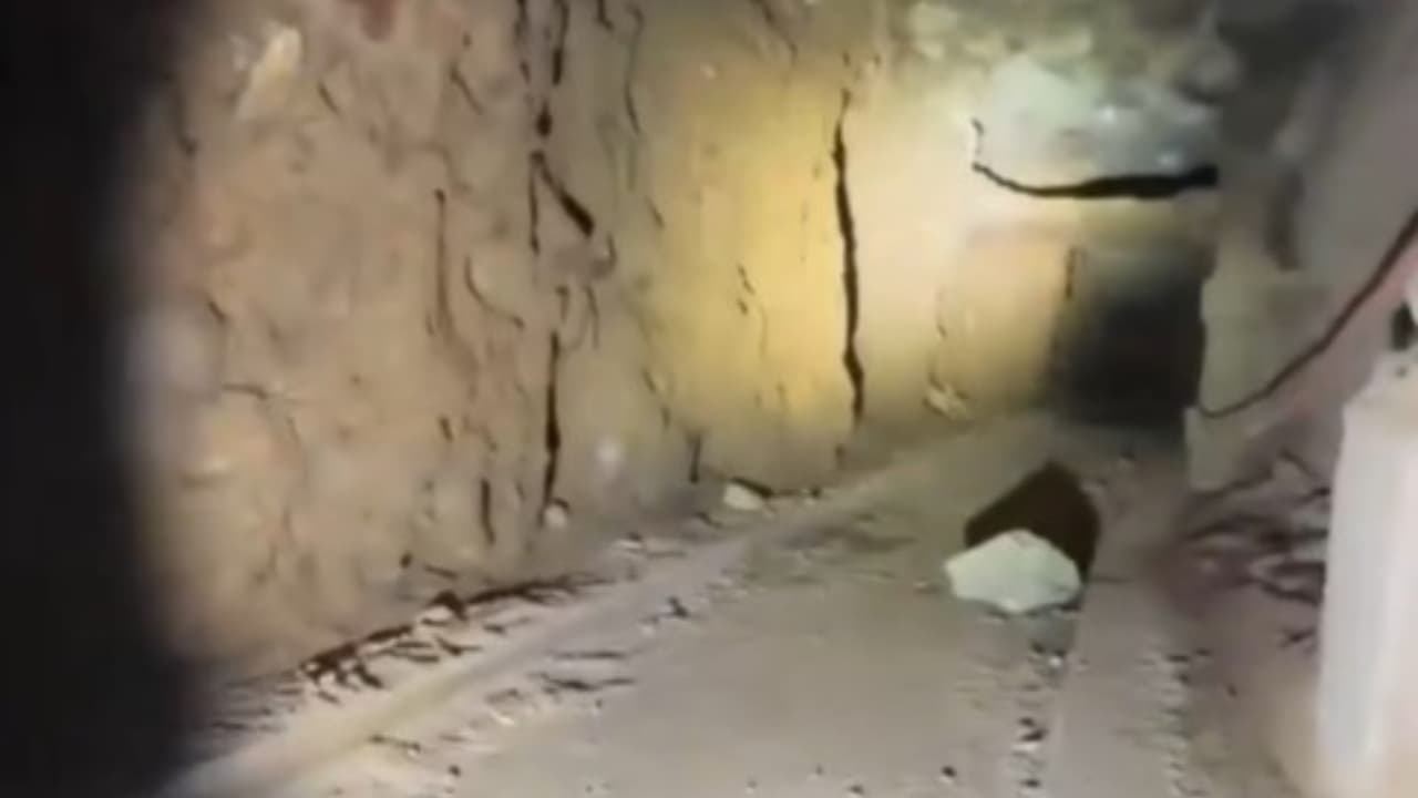 Tras una investigación exhaustiva dentro del túnel, el DOB determinó que
<b>tiene 60 pies de largo y 8 de ancho, además de 5 pies de altura</b>. También conecta con otros cuatro edificios, de los cuales dos debieron ser evacuados por seguridad.