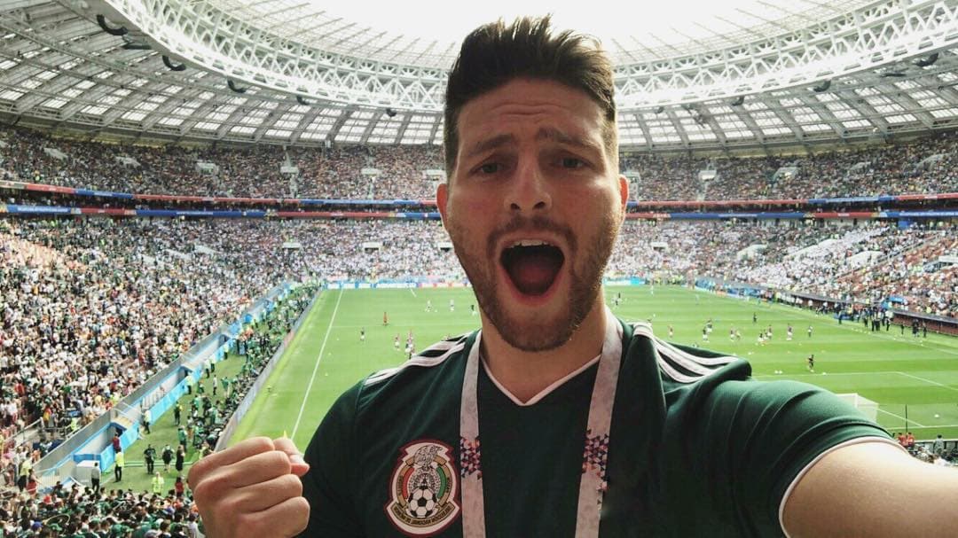 Eddy también es un amante del futbol y comparte en redes sociales su emoción por este deporte.