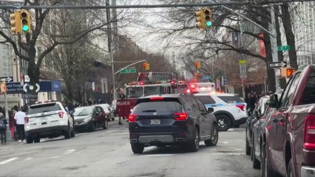 Conductora atropella a un adulto y dos niñas frente a escuela primaria en Queens