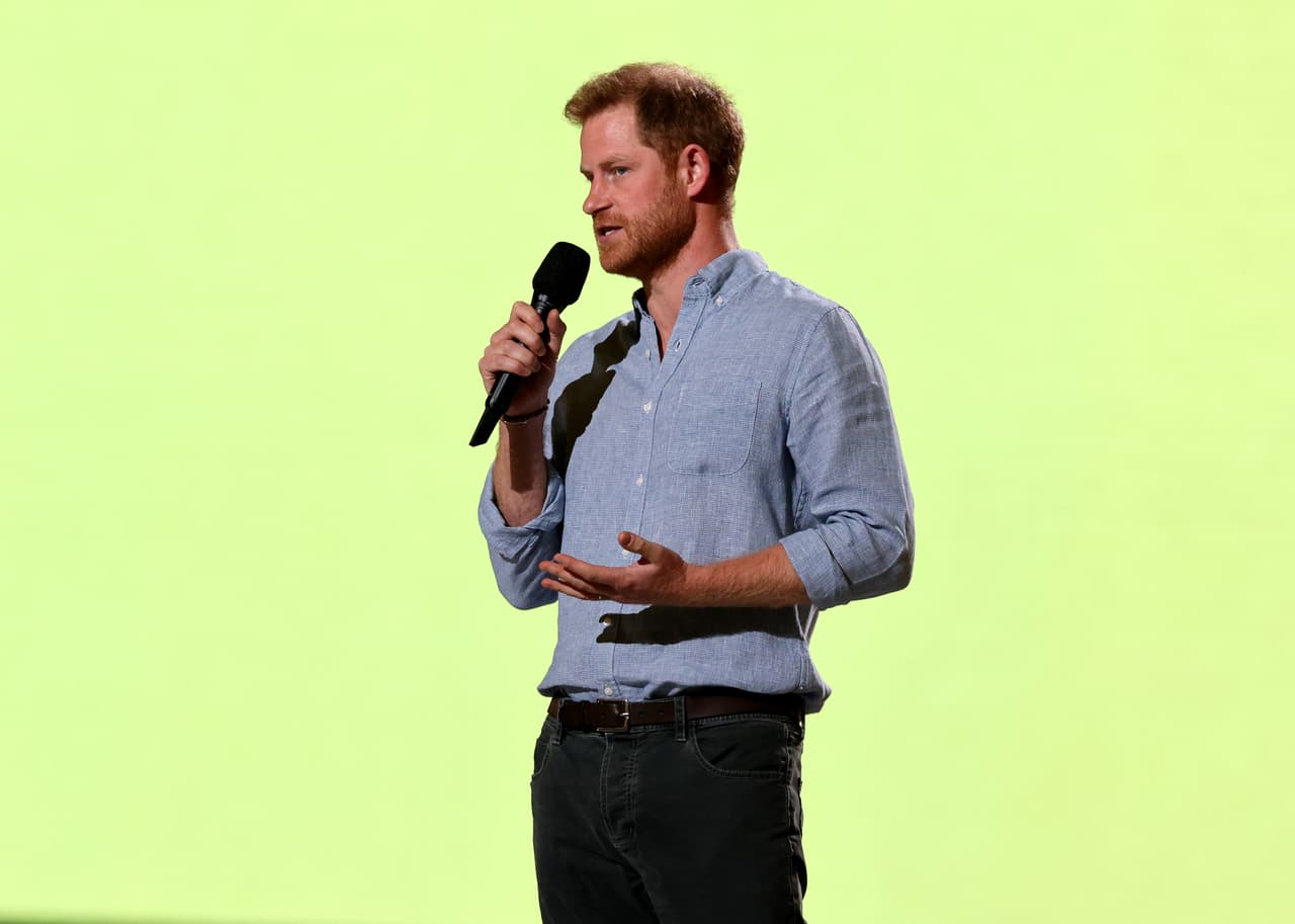 "Debemos mirar más allá de nosotros mismos con empatía y compasión por aquellos que conocemos y aquellos que no. Necesitamos levantar a toda la humanidad y asegurarnos de que ninguna persona o comunidad se quede atrás", dijo.
<br>