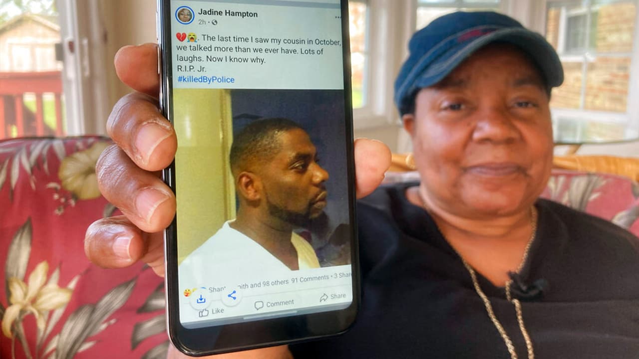 Familiares, amigos, vecinos y activistas sociales se reunieron afuera del Palacio de Justicia del condado de Pasquotank, en Elizabeth City, para ver los videos del operativo del pasado 21 de abril, que ha generado numerosas protestas y presión a las autoridades locales.