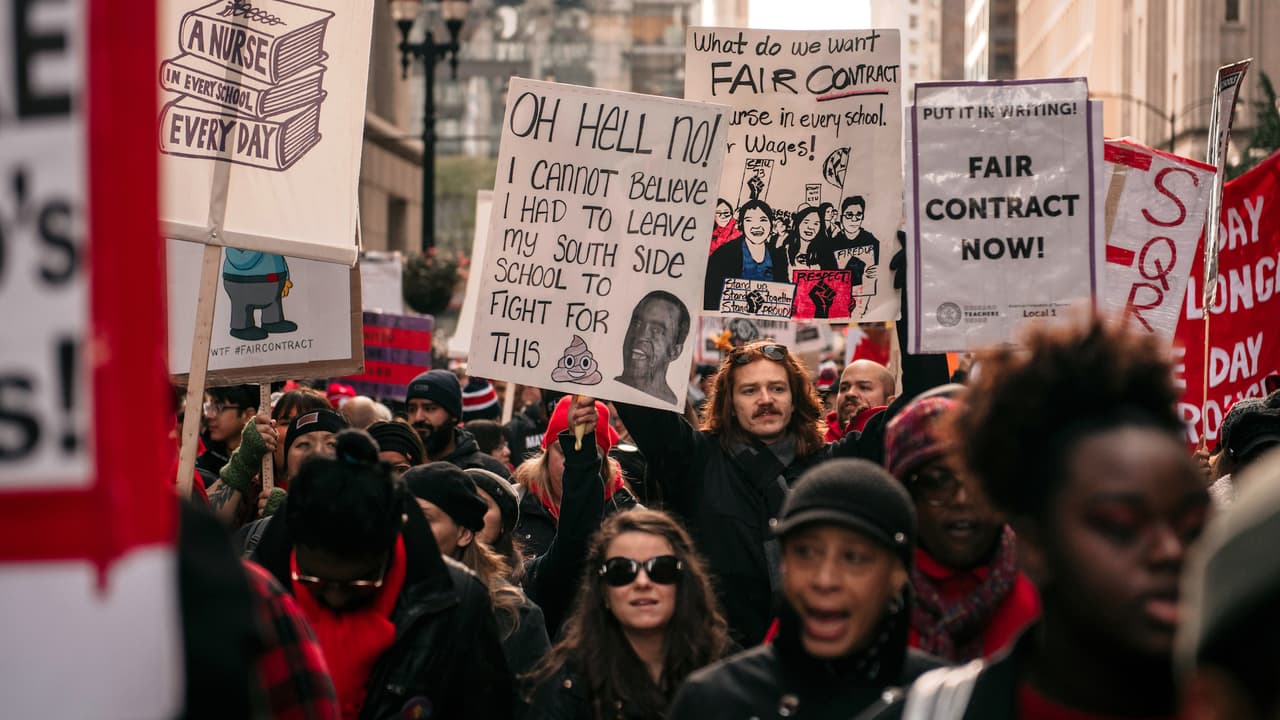 Continúan las negociaciones entre la administración de la ciudad y los maestros de Chicago en el noveno día sin clases
