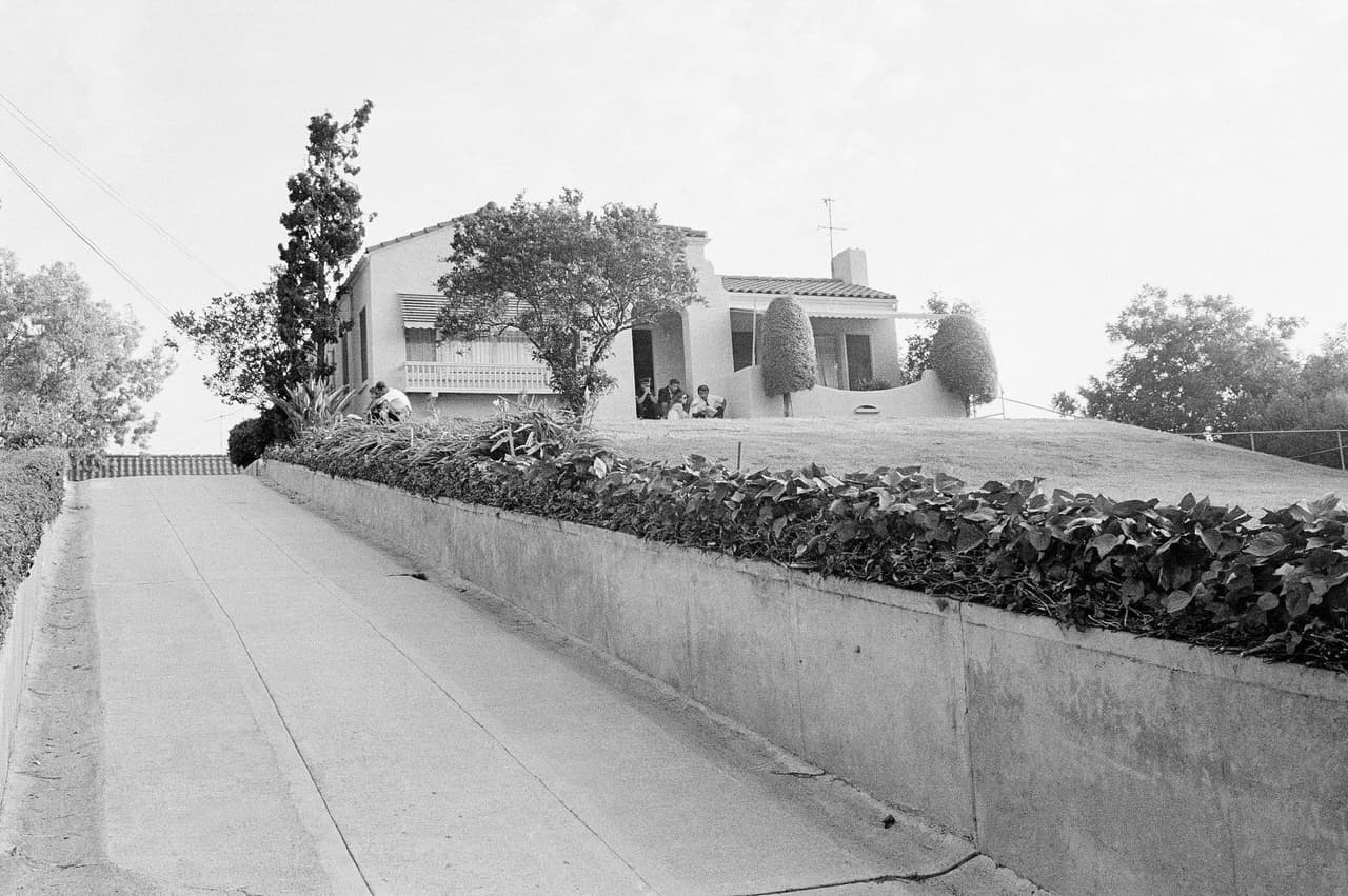 La casa tiene1,655 pies cuadrados, dos habitaciones y un baño, y fue construida en construida en 1922. En su interior hay una chimenea de gas, pisos de cerámica italiana, un baño de cerámicas rosadas y un comedor tradicional. El tamaño total del terreno de la propiedad es de 31,000 pies cuadrados.