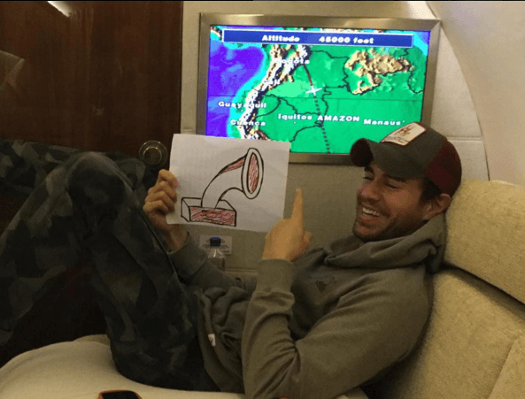 10.- Su profesionalismo, Enrique es muy exigente con cada cosa que hace, pero eso sí, una de las cosas que más cuida es la calidad de la música que hace.