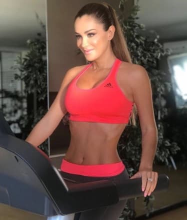 “Terminando esta temporada de teatro pienso bajarle un poquito al ritmo de mi faceta como artista. Estoy ahorita por grabar mi disco, un nuevo disco que estamos planeando. Es un disco muy importante para mí, va dedicado 100% a mis hijos. Creo que con eso estaré cerrando un ciclo en mi vida a nivel artístico”, dijo 
<b>Ninel</b> ante la cámara de un programa de la televisión mexicana.