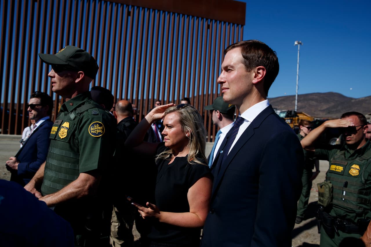 Entre la comitiva de Trump este miércoles en la zona fronteriza, se encontraba el yerno y asesor del presidente,
<a href="https://www.univision.com/temas/jared-kushner">Jared Kushner</a>.