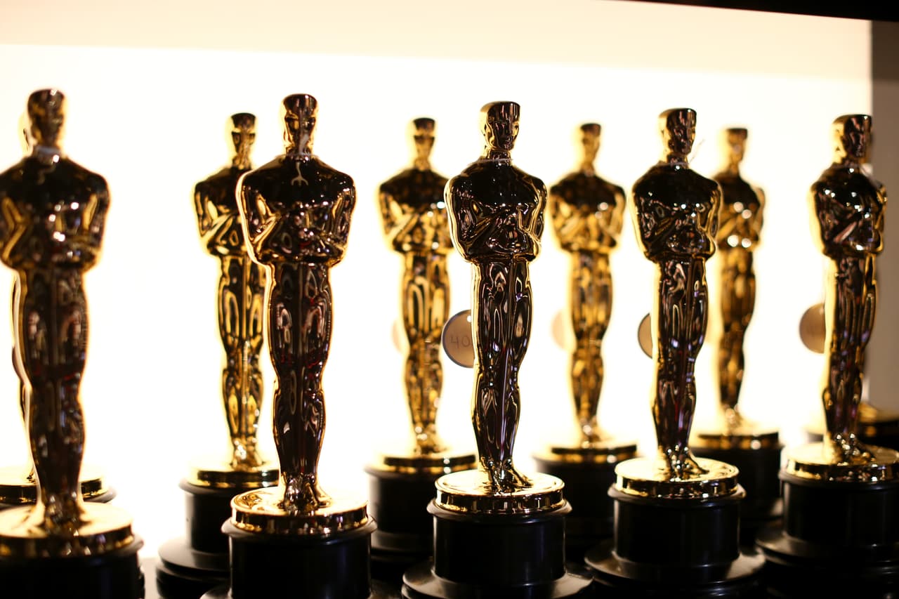 La entrega del Oscar nació hace 90 años, cuando se fundó la Academia de Cinecias y Artes Cinematográficas de Hollywood, con la finalidad de reconocer a sus miembros más sobresalientes en una ceremonia anual.