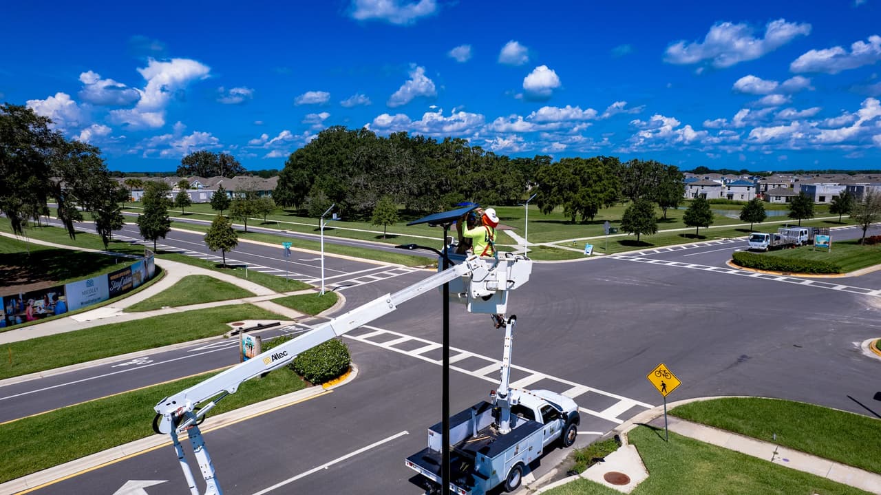 Las farolas solares de Streetleaf representan una alternativa sostenible a las farolas tradicionales, reduciendo el uso de energía eléctrica de la red.