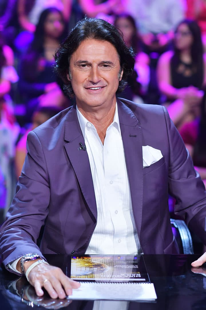 Tanto los jueces como los conductores han mostrado buen gusto a la hora de aparecer en pantalla. Aquí 'Poty' lució un traje morado.