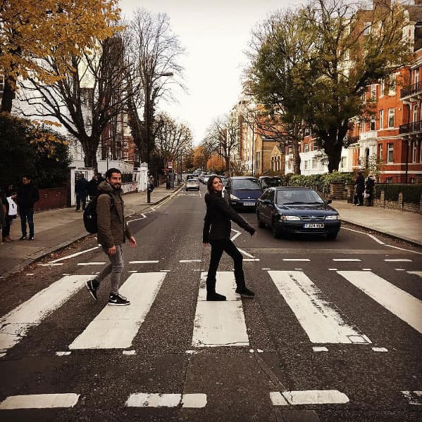 No perdieron oportunidad de tomarse fotografías en emblemáticos lugares como éste, al que todos recordamos por los 'Beatles'.