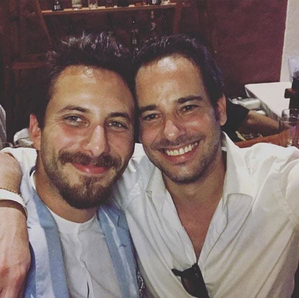 Luis Hacha es un actor español que estuvo en México por una corta temporada para grabar ese melodrama. Después de 10 años regresó a la república mexicana y se reencontró con Sebastián Zurita: "Uno de los reencuentros más especiales y bonitos de la vida. Te quiero mucho @hachaluis amigo y colega. Qué bonito verte siendo tan especial como siempre. 'En nombre del amor'", escribió Zurita en Instagram.