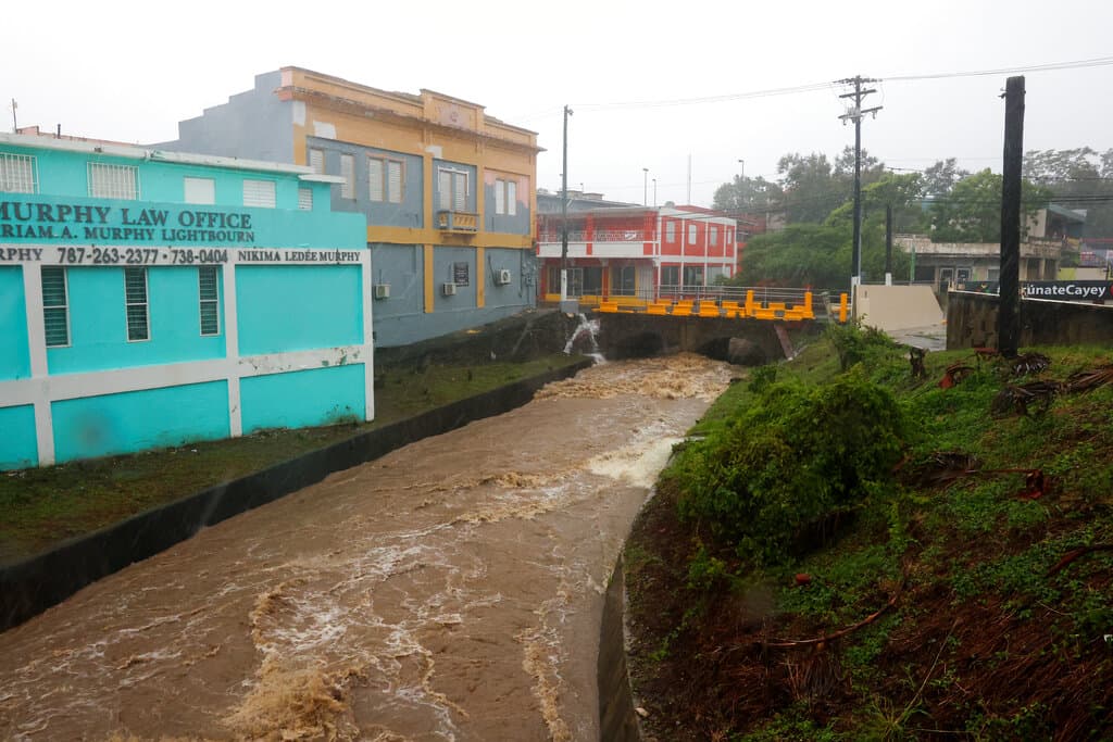 Un río fuera de su cauce en el pueblo de Cayey, en el centro de Puerto Rico, el 18 de septiembre de 2022.