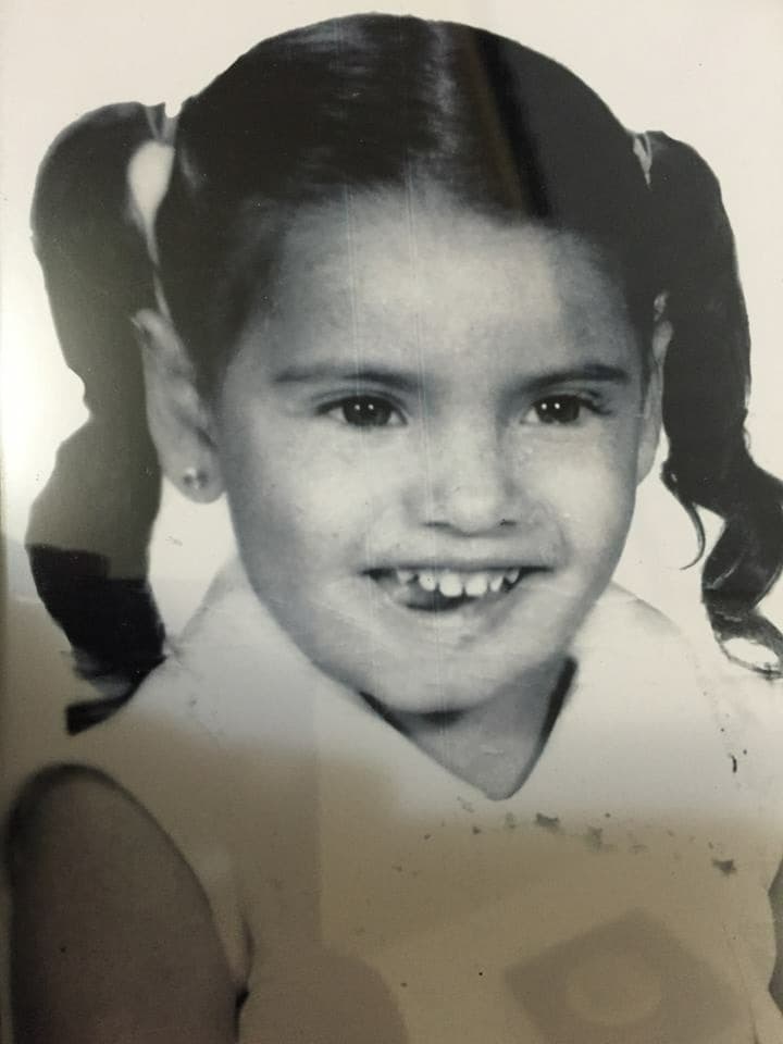 Siempre alegre, su sonrisa la delata.