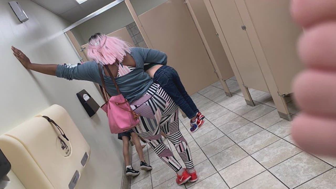 “Nunca pensé que sería una inspiración para otros padres”: habla madre que se hizo viral tras regaño en un baño