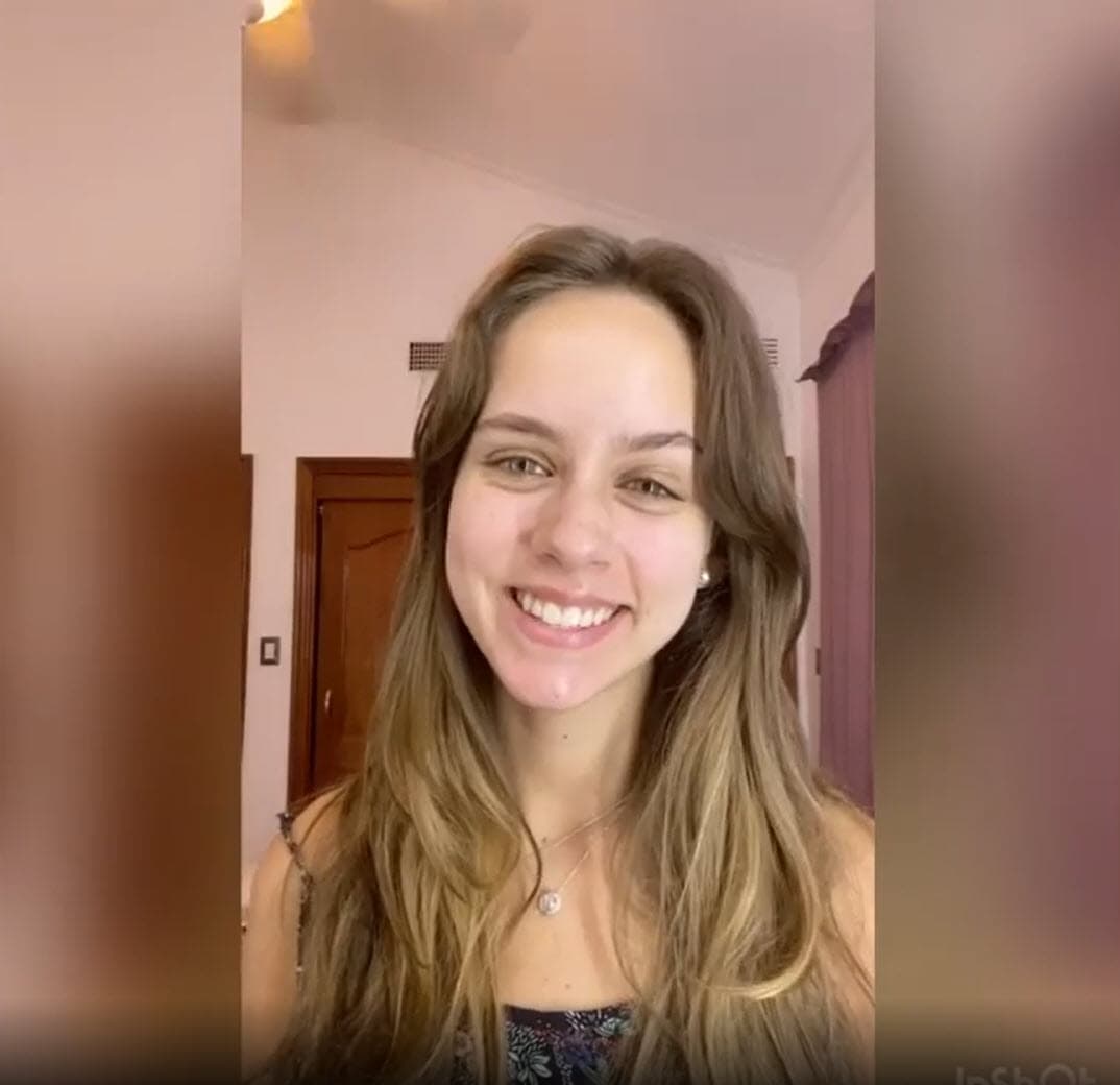 "Amor, primero antes que nada, muchísimas felicidades, sabes que te amo con todo mi corazón y
<b>me hubiera encantado estar ahí contigo pero lamentablemente no podemos estar juntos</b>, pero quiero que este video lo veas y te sientas conectado conmigo como yo me siento contigo. Te amo", comienza en su discurso la jovencita.
<br>