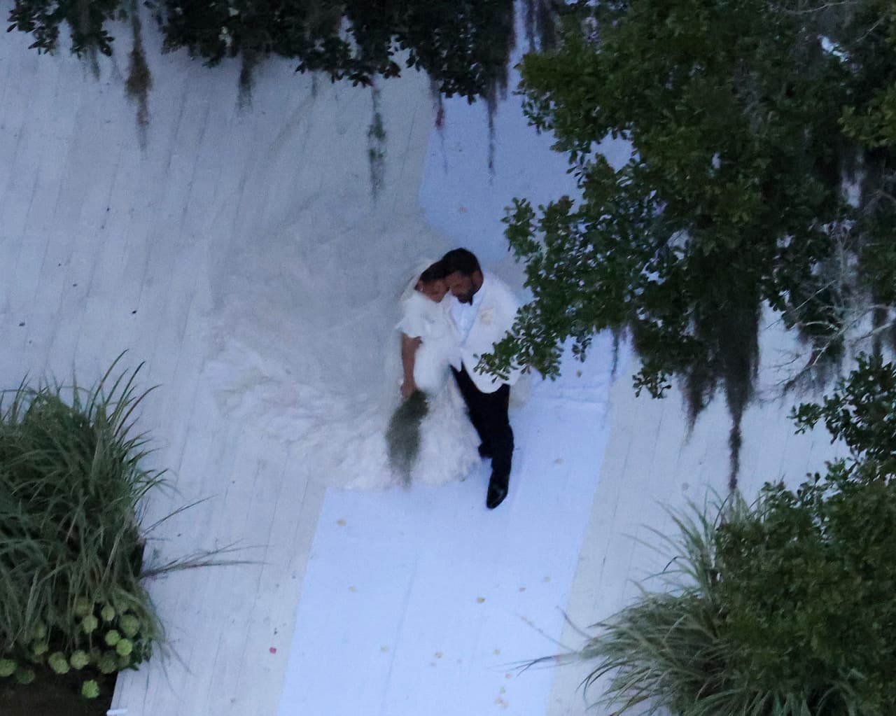 "Fue un verdadero final de cuento de hadas. 
<b><a href="https://www.univision.com/famosos/jlo-vestidos-de-novia-fotos" target="_blank">Y (Jennifer López) tiene un gusto impecable</a></b>, todo el lugar se veía increíble", detalló sobre la atmósfera de la que él y el resto de los invitados fueron testigos. 
<br>