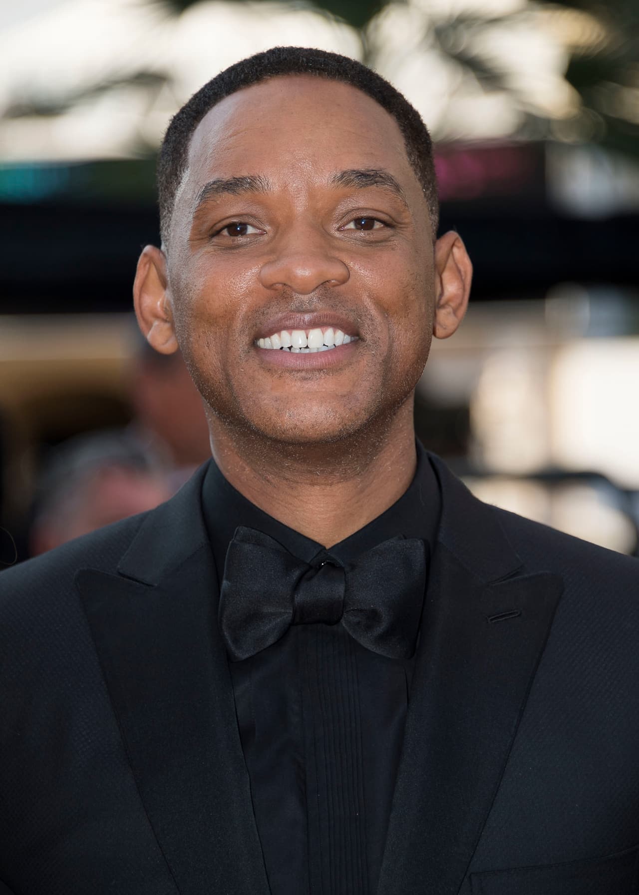 Así, Ali se convirtió en uno de los personajes más entrañables de la historia contemporánea de los EEUU. Campeón, líder y gran figura mediática. Ali reunía más carisma que nadie. El film narra la vida, tanto del hombre como del campeón, desde sus comienzos hasta su mítico combate contra Foreman en 1974.