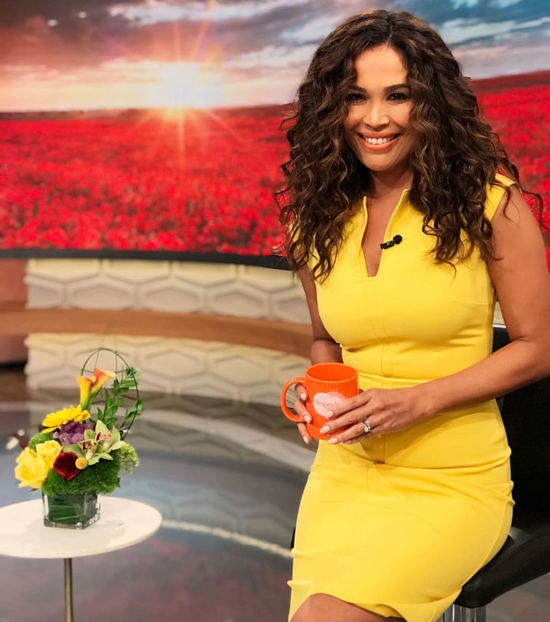 En entretiempo también están indicados los vestidos, solo que tendrán que ser de telas más gruesas y no tan ligeros como los que usamos en verano. En esta foto que Karla compartió en Instagram luce uno entallado en tono amarillo de tirantes gruesos y un pequeño escote.