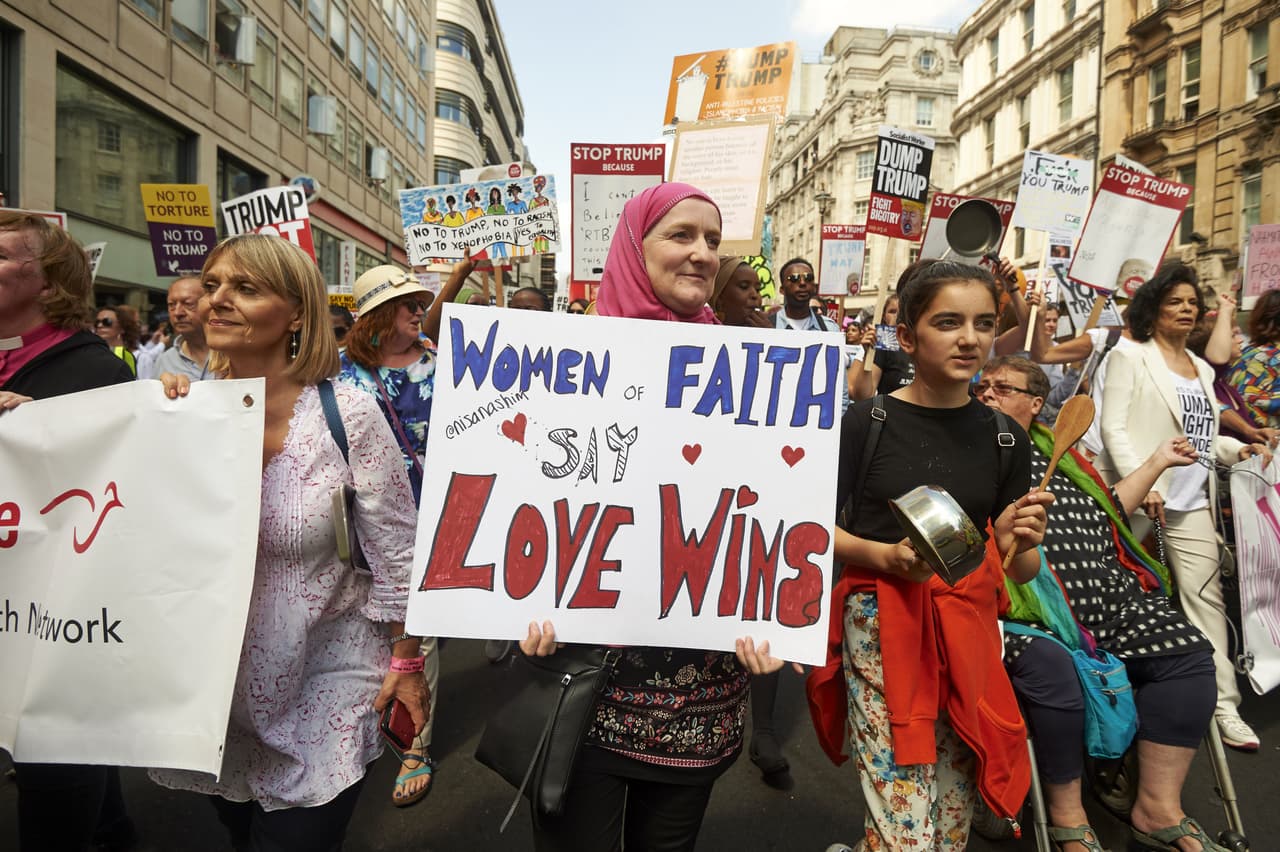 “Las mujeres de fe dicen que el amor gana”.