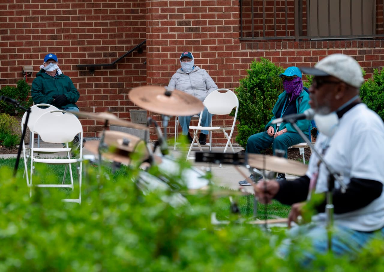 Las autoridades de Carolina del Norte reducirán las restricciones para las poblaciones vulnerables, alentándolas a continuar poniendo en práctica el distanciamiento físico y minimizar la exposición a entornos donde el distanciamiento no es posible. (Fase 3)
<br>