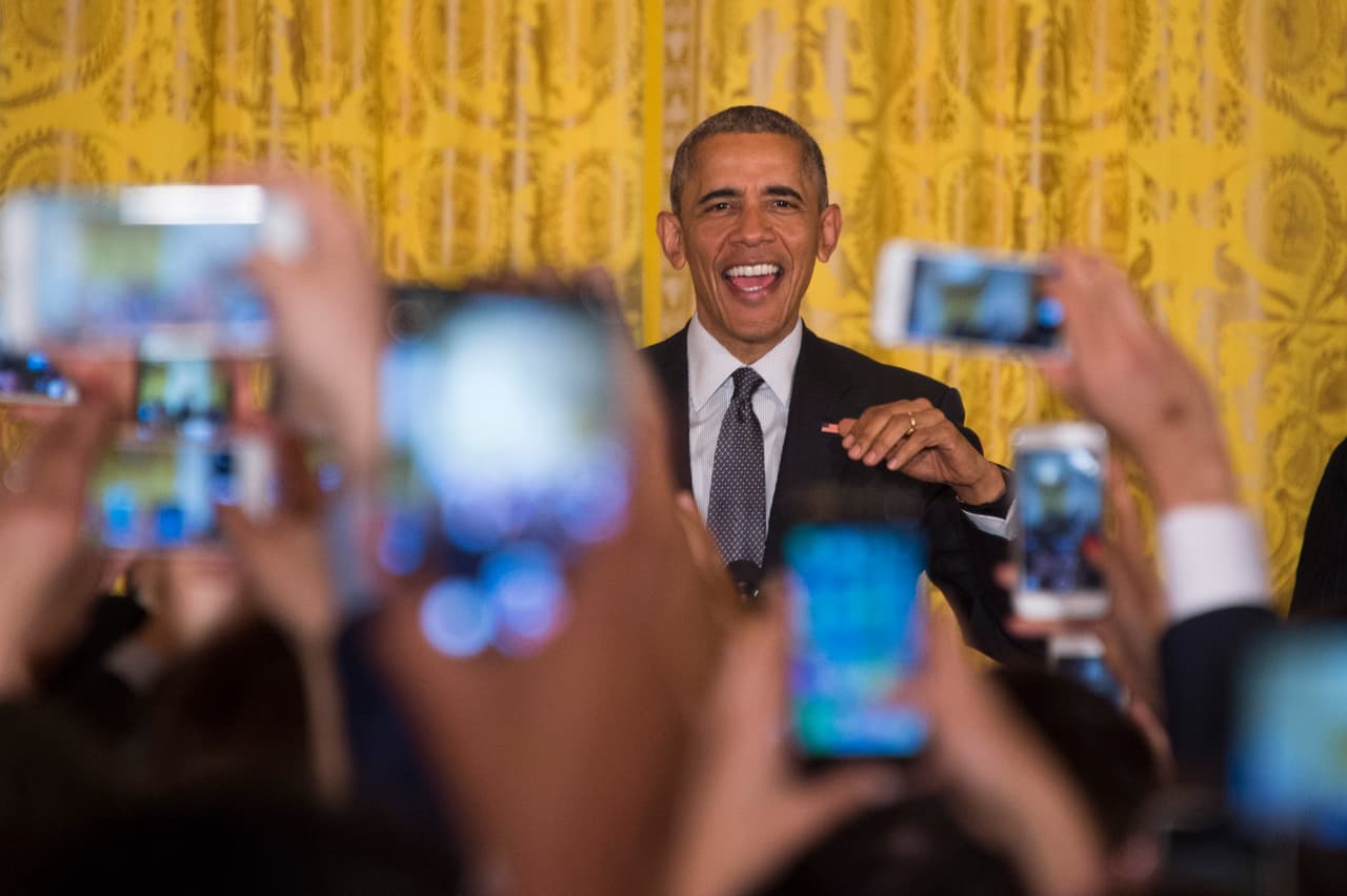 Barack Obama saluda a los presentes en la celebración del 5 de mayo, "ésta es la fiesta mas divertida del año en la Casa Blanca".