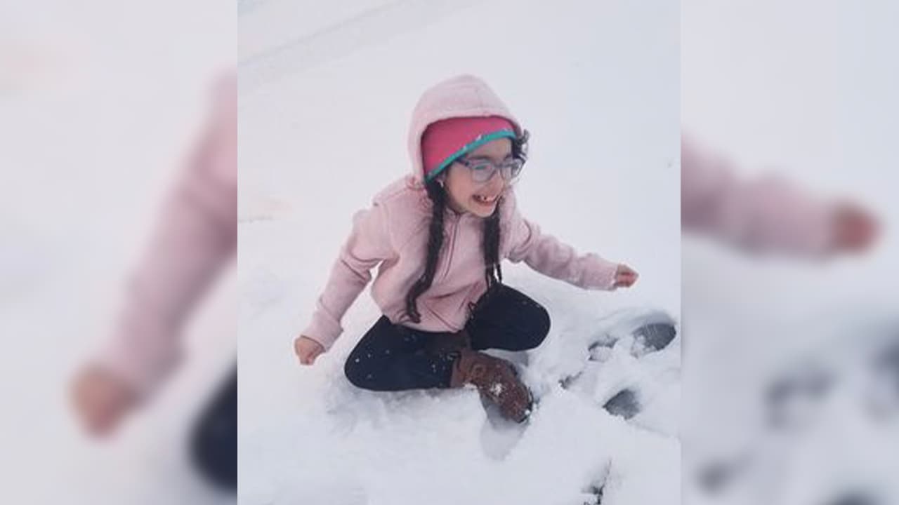 Muy contenta podemos ver a Alisson disfrutando de la nieve en Madison, Texas, su mamá Reina Cruz tomó la foto.