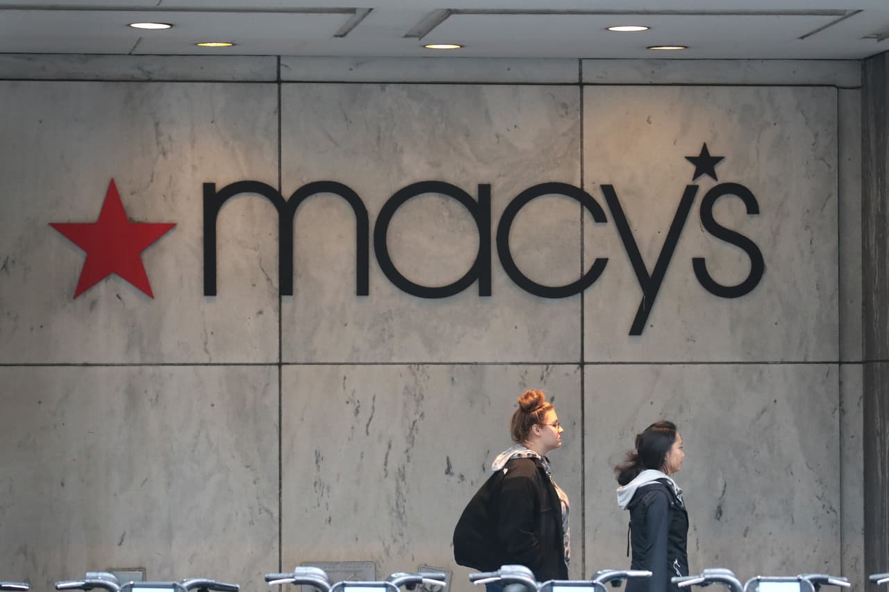 En febrero la compañía 
<a href="https://www.macysinc.com/news-media/press-releases/detail/1608/macys-inc-announces-three-year-polaris-strategy-to" target="_blank">anunció</a> el cierre de 125 tiendas en todo el país. Sin embargo, se anticipa que la caída de las ventas debido al coronavirus lleve al cierre permanente de otras locaciones.
