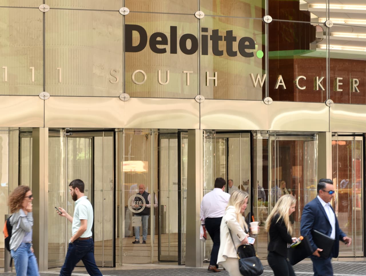 <b>Deloitte (consultora de gerencia). </b>Puesto 5.
<br>
<b>Cantidad de empleados en EEUU</b>: 84,900.
<br>
<b>Principales sedes en EEUU: </b>Nueva York, Washington DC y Chicago.
<br>
<b>Habilidades más demandadas: </b>lenguaje de programación
<b> </b>Python, Adobe Photoshop y solución de problemas.
<br>
<b>Puestos de trabajo con más nuevas contrataciones: </b>consultoría, contabilidad y desarrollo de negocios.