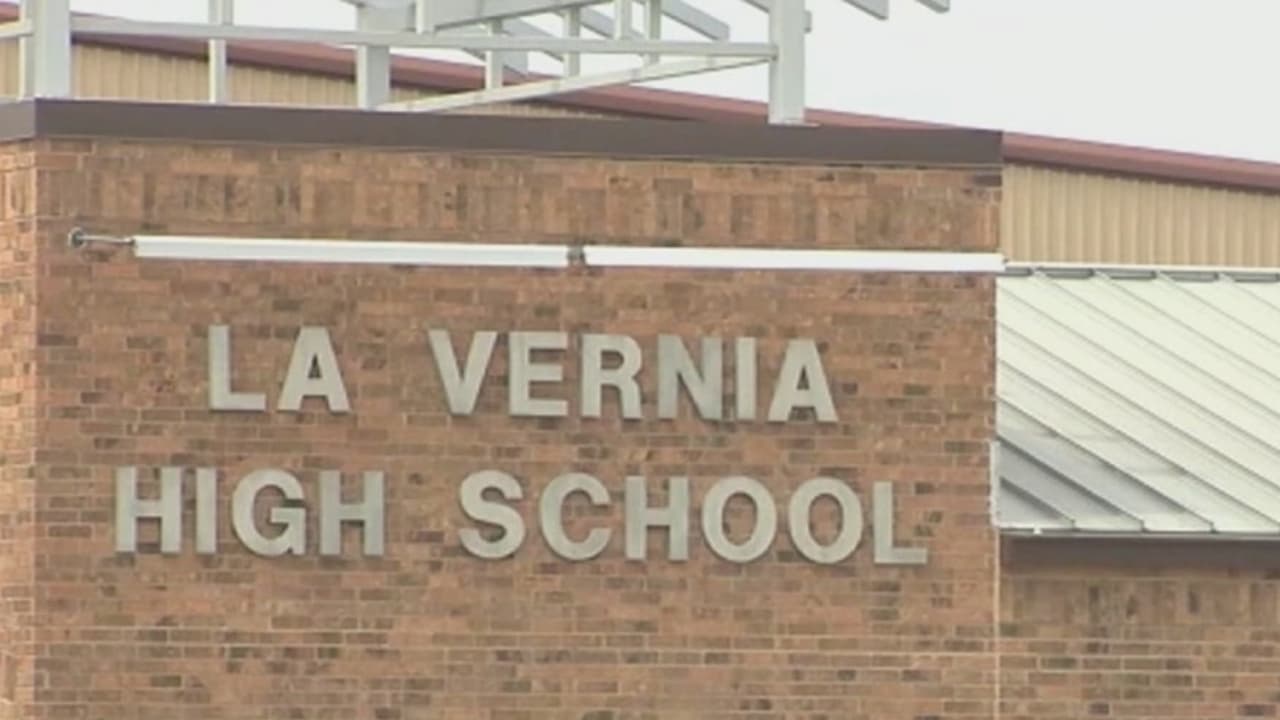 Pese al alza de coronavirus en todo el país, estudiantes de La Vernia ISD irán a la escuela 