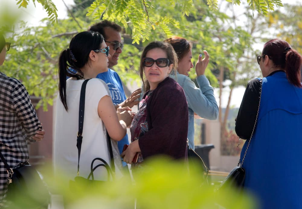 Familiares de los pasajeros del nuevo de EgyptAir llegan al aeropuerto de El Cairo