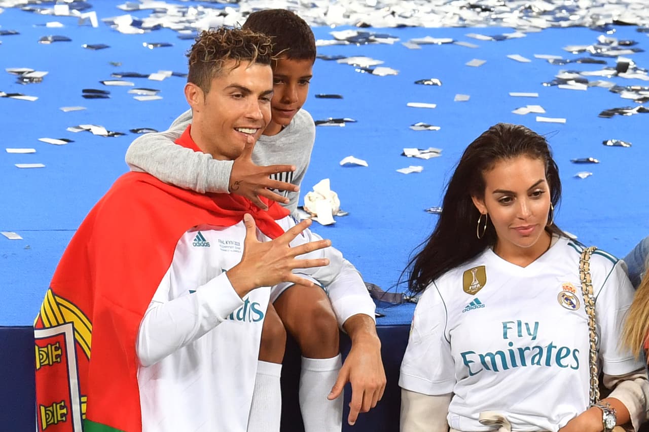 Georgina también compartió con sus fans esta foto durante el festejo en el estadio, al terminar el partido: “Nuestro campeón ❣ Te lo mereces. ¡Qué felices nos haces a todos!”.