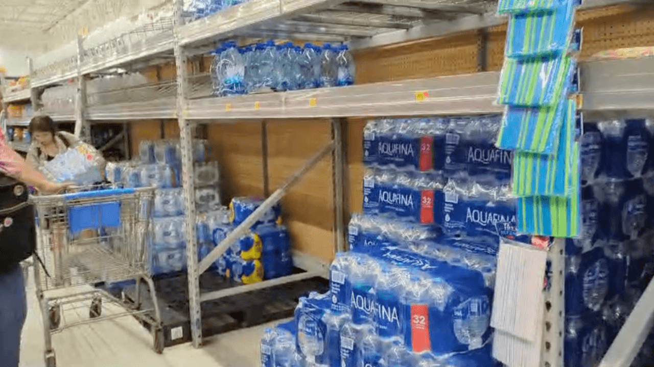 En San Antonio, los texanos comenzaron a comprar agua embotellada y comenzó a vaciarse de los estantes.