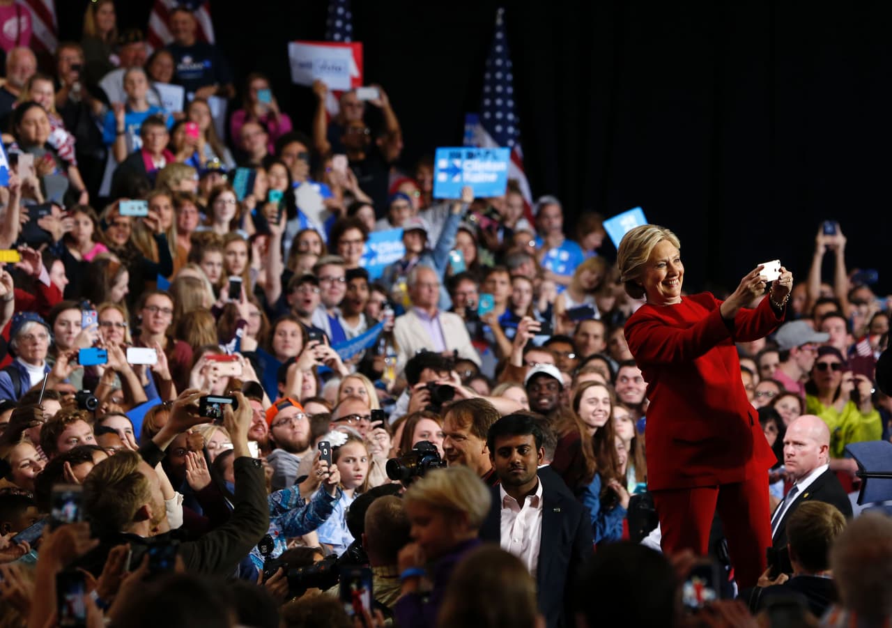 <b>La candidata de los selfies, 2016.</b> Hillary Clinton se convirtió en una especialista en hacer autofotos con sus seguidores durante la campaña presidencial. En la fotografía la entonces candidata posa con sus partidarios de fondo, en un mitin político en Michigan días antes de las elecciones.