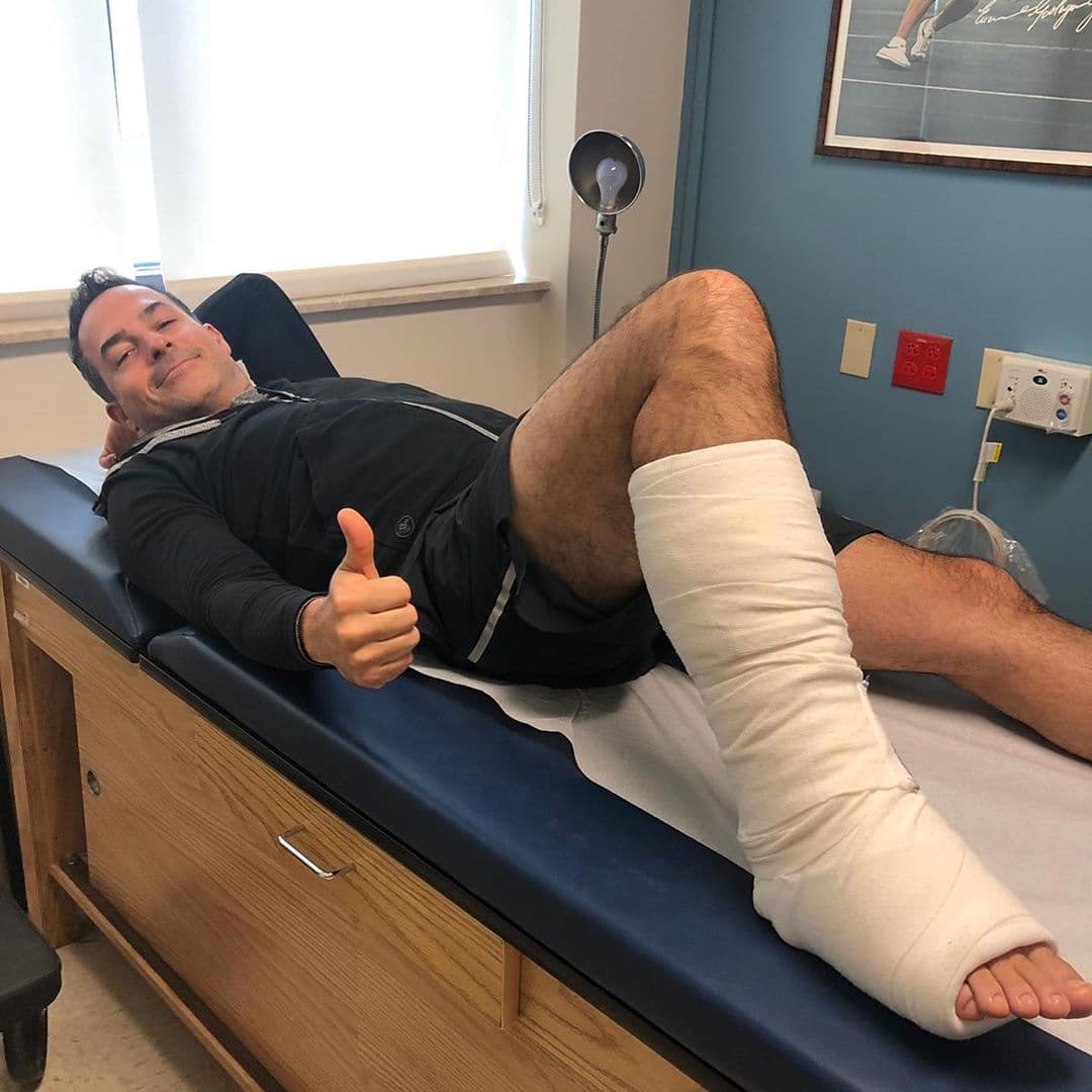 Quien no la pasó muy bien este fin de semana fue Carlos Calderón, el conductor mexicano tuvo una ruptura en el talón de aquiles haciendo ejercicio. Contó en una transmisión en vivo para Despierta América que todo sucedió cuando se encontraba haciendo rutinas de ejercicio nuevas, tuvo pronta atención por el Dr. Juan y en estos días será operado.
<br>