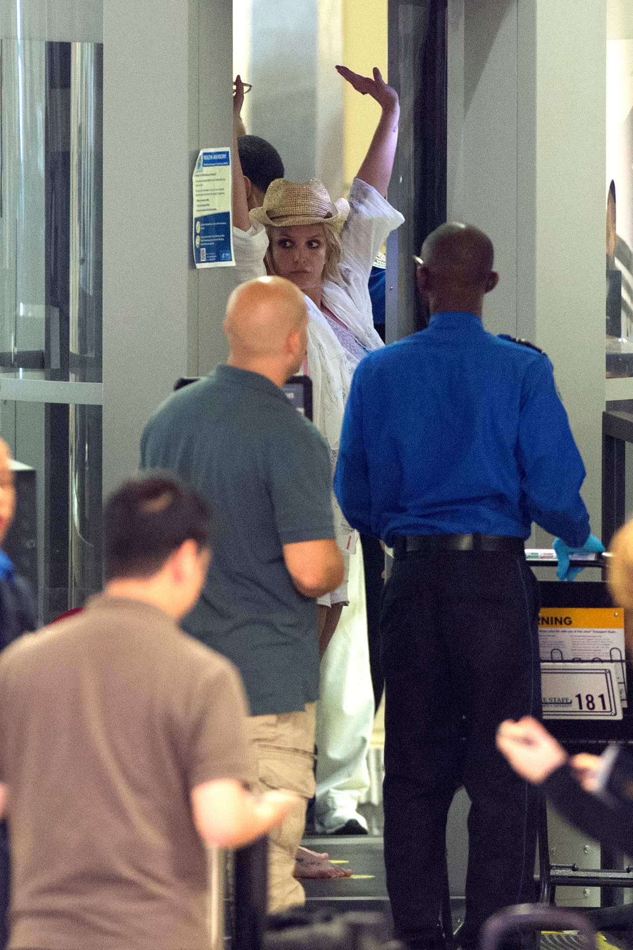 A Britney le revisaron de pies a cabeza en el aeropuerto y su carita delataba preocupación. ¡No sufras, comadre!